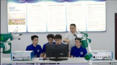 <b>学校组织74人次行业专家一对一指点学生备和科创</b>